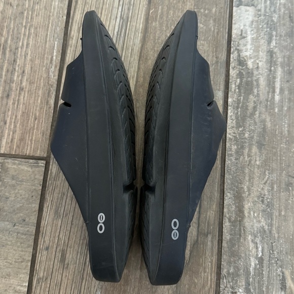 Oofos OOahh Slide Sandal in Black size Men’s 9 or Women’s 11 main image 7
